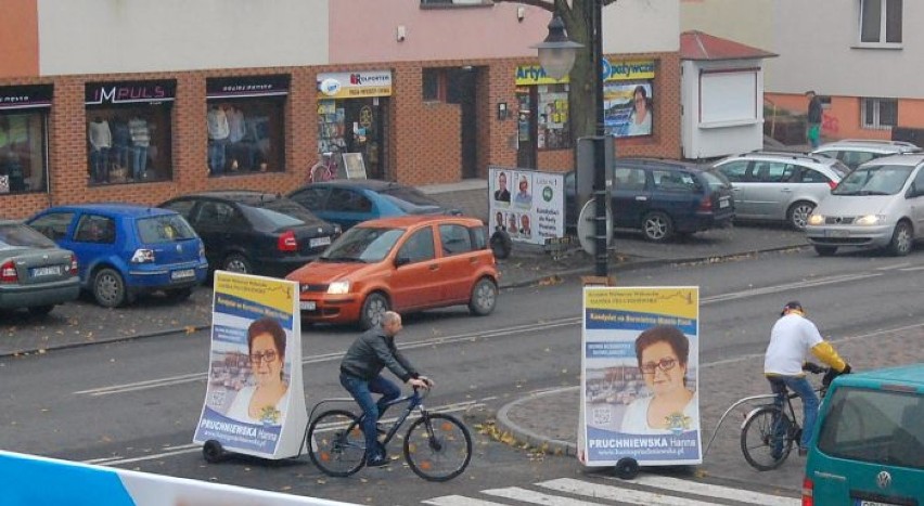 Plakaty na przyczepkach rowerowych