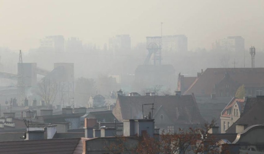 W których miastach po 13.00 stężenie pyłów PM10 przekroczyło...