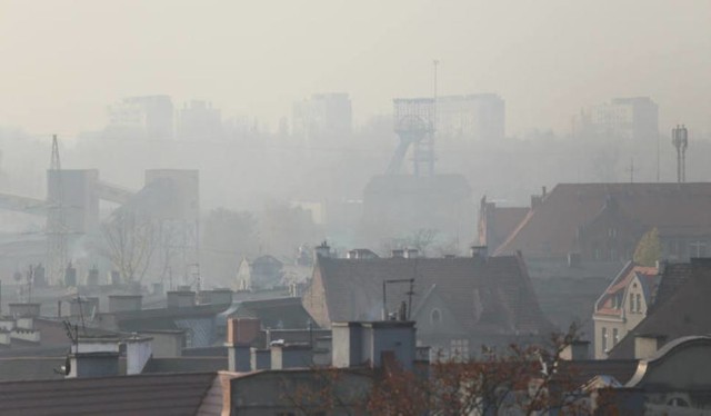 W których miastach po 13.00 stężenie pyłów PM10 przekroczyło normy?