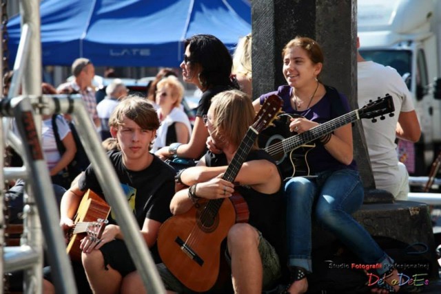 Akademia Gitary to koncerty w różnych miastach, kursy, warsztaty i coroczny gitarowy happening.