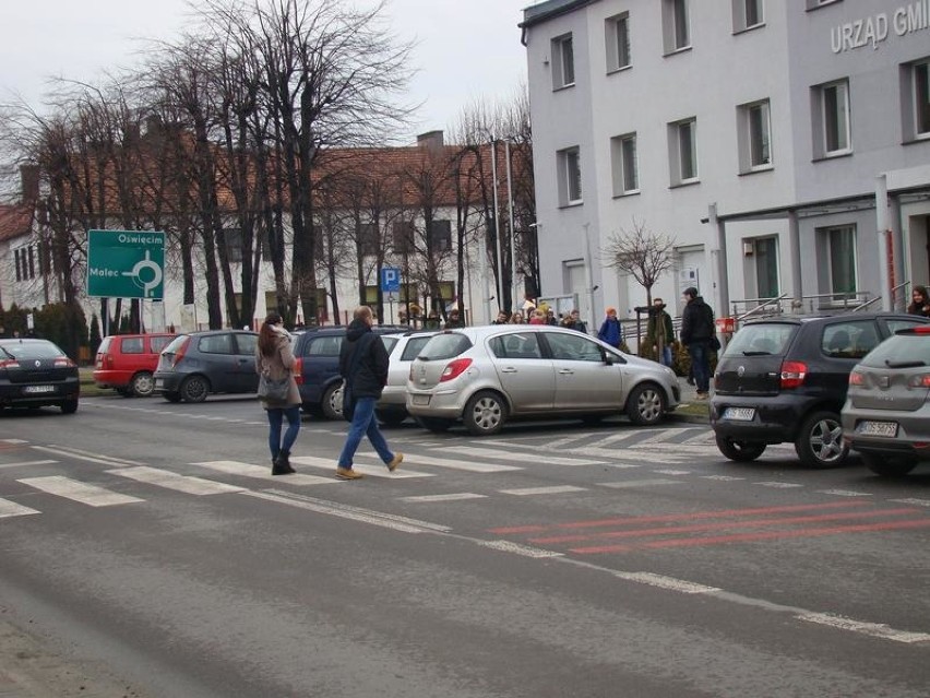 Osiek. Niebezpieczne przejście przed urzędem. Auta na parkingu zasłaniają widoczność pieszym [ZDJĘCIA]