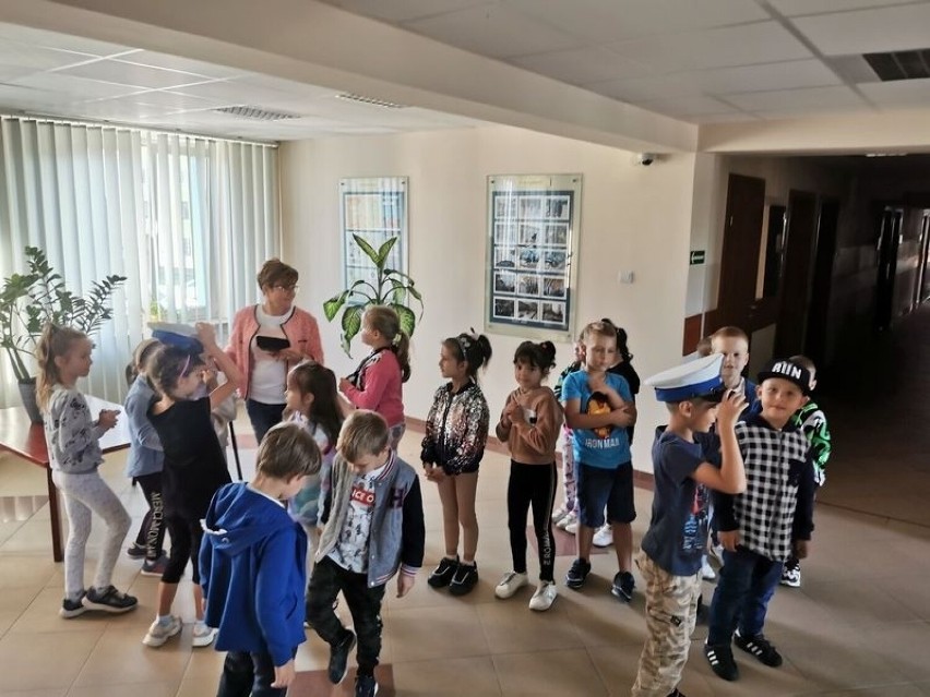Dzieci podczas zwiedzania komendy w Starachowicach