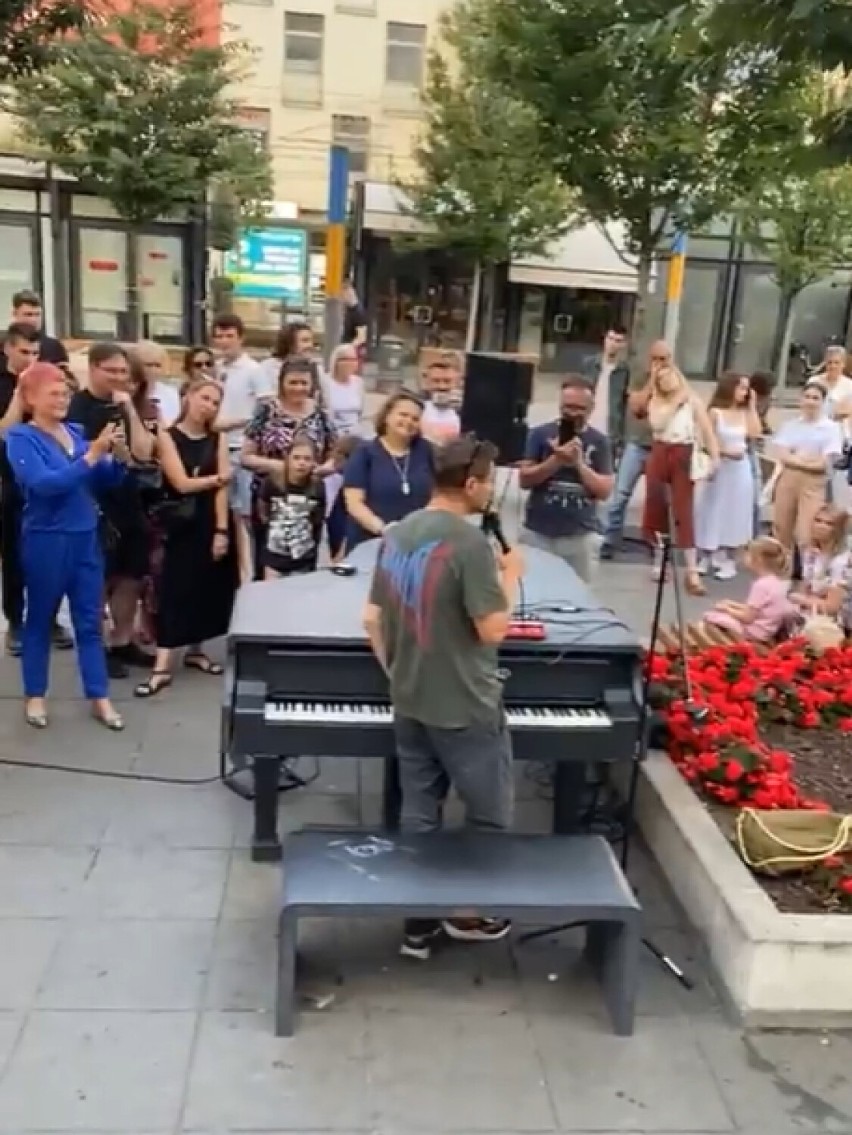 Koncert Janusza Radka na Rynku w Katowicach! Artysta usiadł przy fortepianie i zagrał - zobacz ZDJĘCIA
