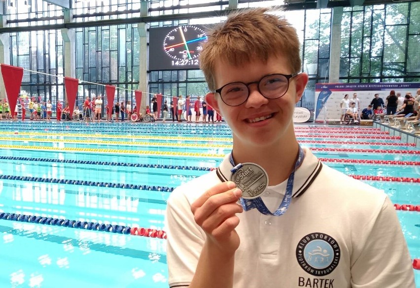 Bartosz Sokalski z Piotrkowa Wicemistrzem Polski w pływaniu. Zdobył srebrny medal na mistrzostwach w Warszawie. ZDJĘCIA