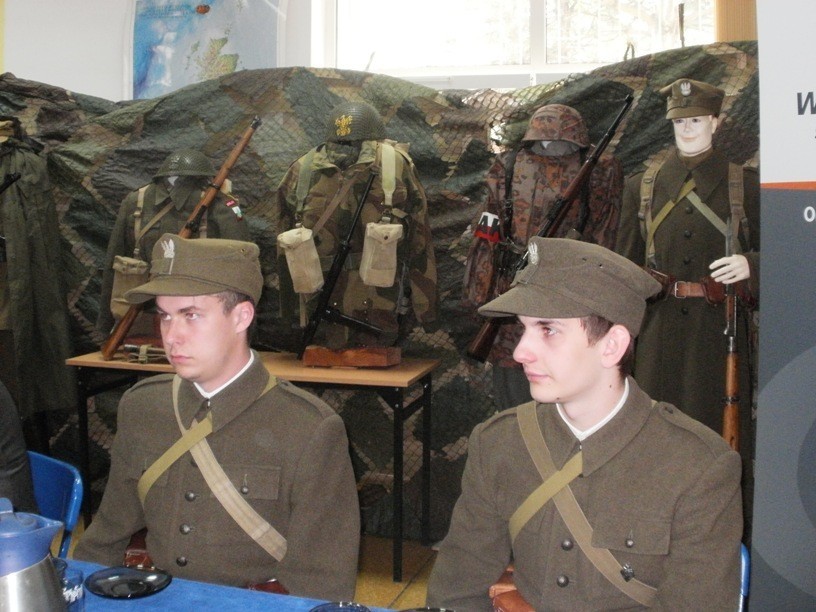 Szkolna Grupa Rekonstrukcji Historycznej dostała mundury i karabin