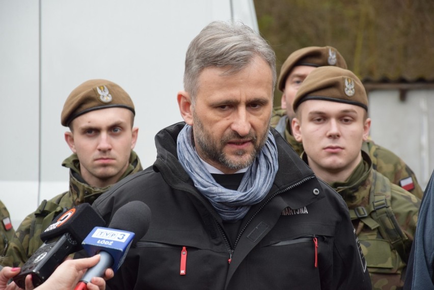 Wojsko przeczesywało las w poszukiwaniu padłych dzików. Przybył też wojewoda  [ZDJĘCIA], [FILMY]