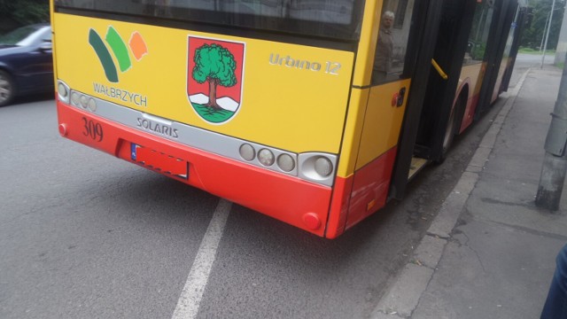 Kolizja autobusu komunikacji miejskiej w Wałbrzychu - zdjęcie ilustracyjne.