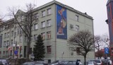 Chełm. Murale z reprodukcjami Szymona Mondzaina na ścianach chełmskiego ratusza i ChDK