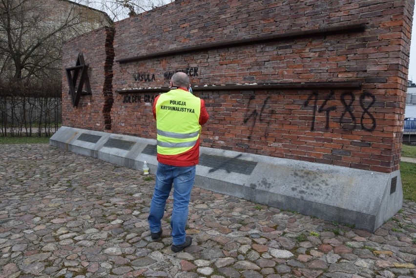 Nazistowskie symbole na Pomniku Pamięci Żydów w...