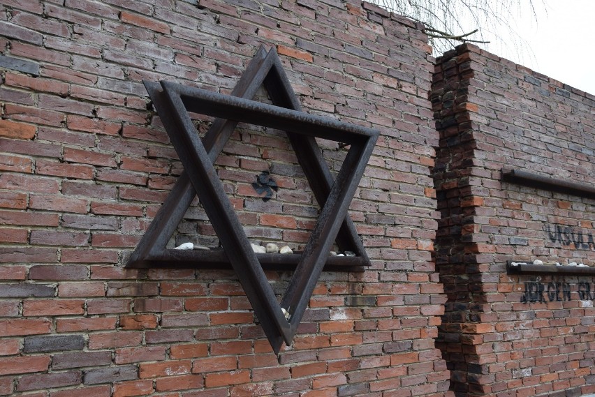 Nazistowskie symbole na Pomniku Pamięci Żydów w...