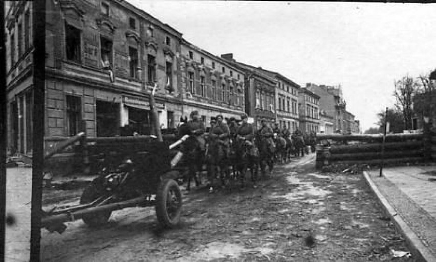 Wojska sowieckie na ulicach Szczecinka w 1945, obecna ulica...