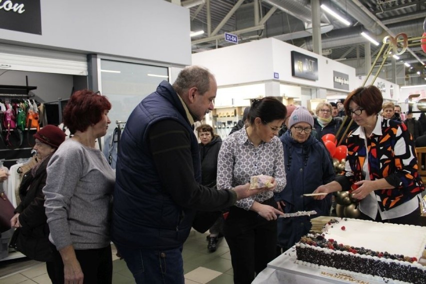 Hala Feniks przy ulicy Śląskiej świętuje 20-lecie. Był tort dla klientów i życzenia kolejnych jubileuszy. Zobacz, jak świętowano