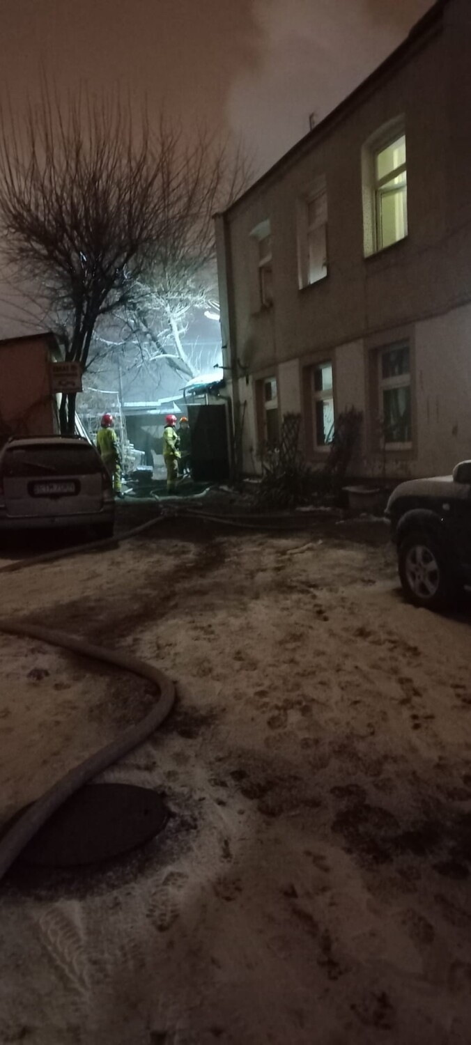 Pożar komórki przy kamienicy na ul. św. Antoniego w Tomaszowie. Cztery zastępy straży w akcji [ZDJĘCIA]