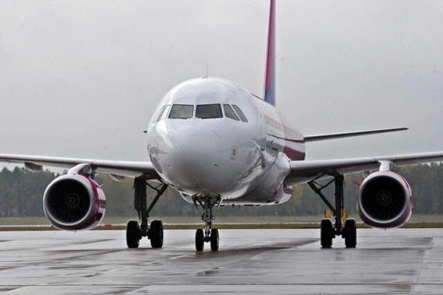 Na stronach przewoźników co jakiś czas pojawiają się kuszące zniżki. Tym razem Wizz Air zachęca klientów korzystną zniżką, a Ryanair oferuje pasażerom tanie bilety lotnicze od 33 zł.