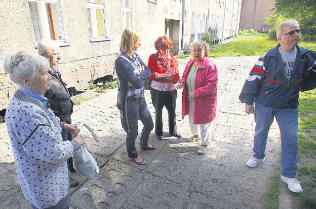 Mieszkańcy starej kamienicy boją się w pojedynkę wychodzić na swoje podwórze