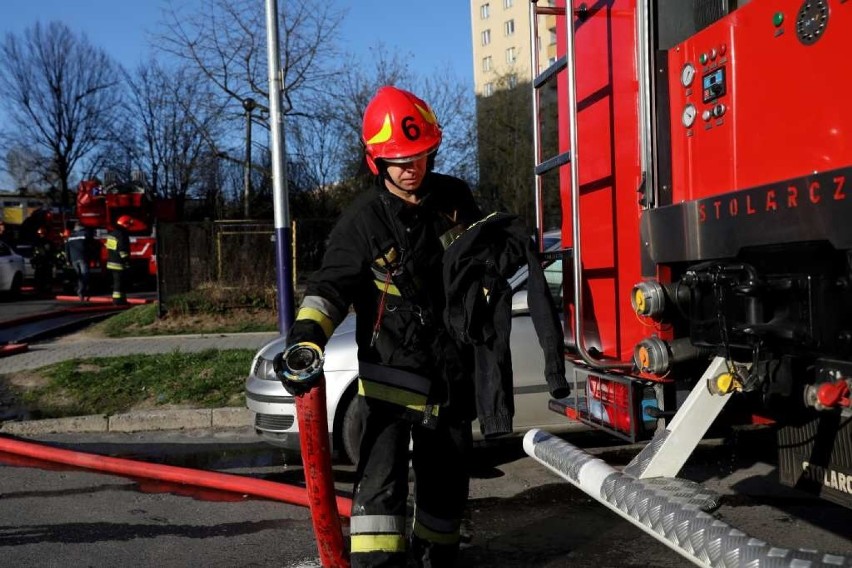 Kraków. Groźny pożar w Prokocimiu. Kobieta wyskoczyła z 6. piętra [ZDJĘCIA]