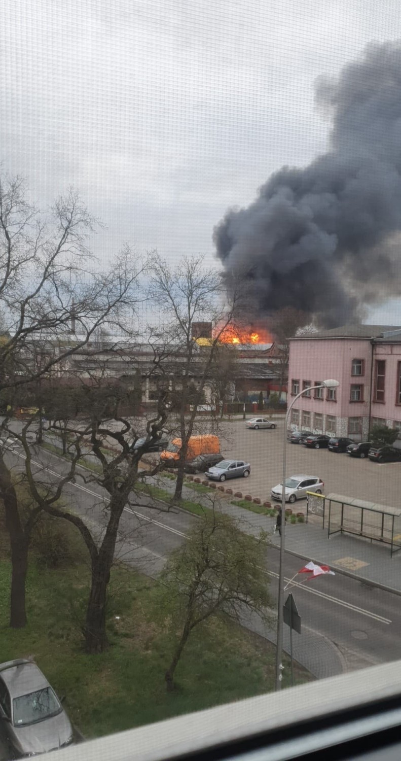 Pożar hali na terenie ERG w Dąbrowie Górniczej.  Ogień...