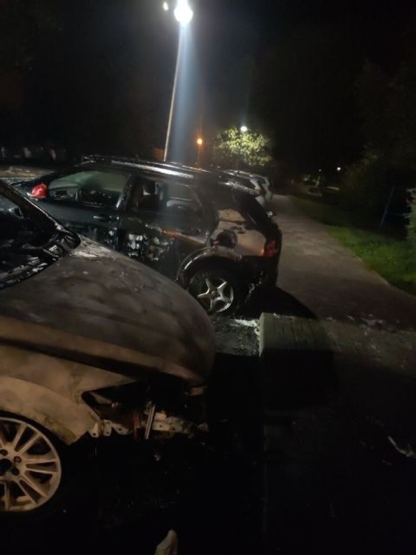 Na parkingu w Częstochowie podpalono samochód. Uszkodzono też dwa inne pojazdy