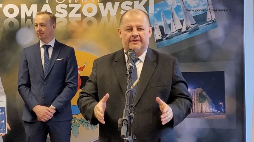 Jest umowa na modernizację ulicy Wiejskiej w Tomaszowie. Remont ruszy już niedługo [ZDJĘCIA]