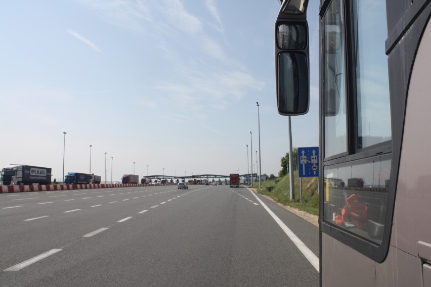 Autobusem cofał na autostradzie A4. Nawigacja źle go poprowadziła  