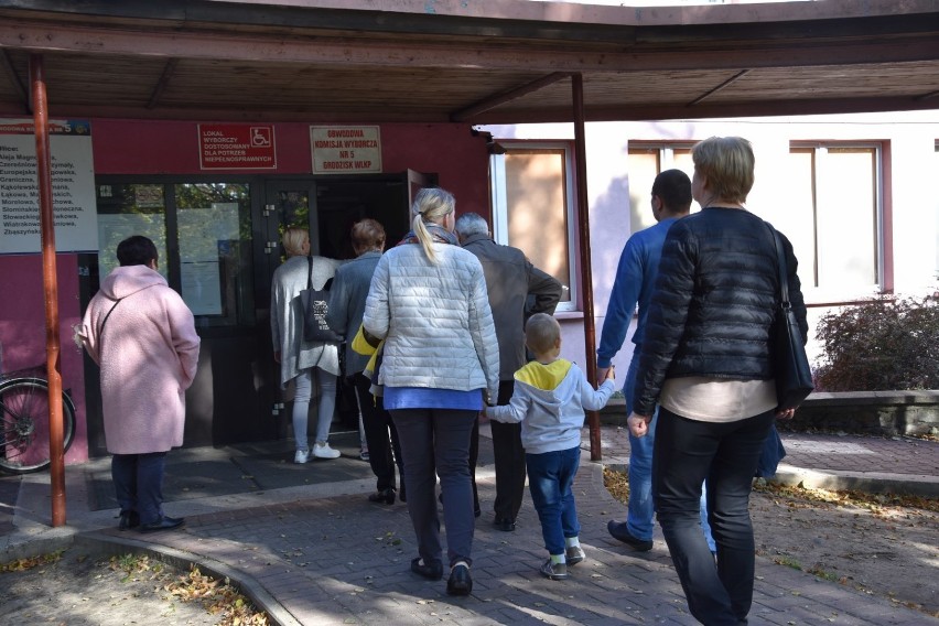 Wybory 2019: Mieszkańcy gminy Grodzisk spełniają obywatelski obowiązek i głosują w wyborach [ZDJĘCIA]