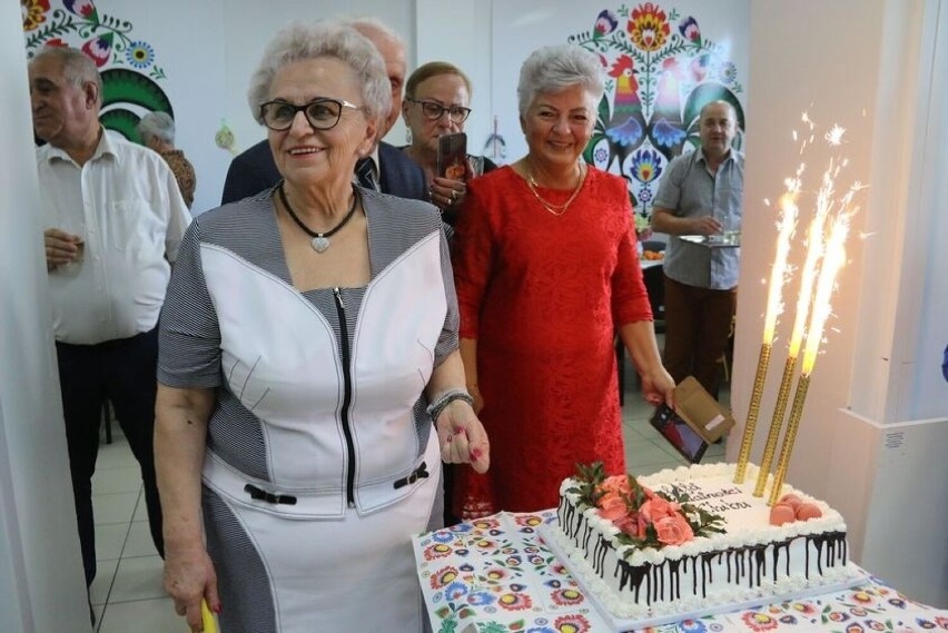 Klub Seniora Manhattan w Starachowicach świętował 3-lecie działalności. Były życzenia, prezenty i pyszny tort. Zobacz zdjęcia
