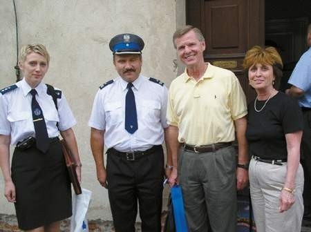 Dennis Storemsky z małżonką w towarzystwie podinsp. Tadeusza Kowalika, komendanta częstochowskiej policji i jej rzeczniczki kom. Katarzyny Staciwy. Foto: VIOLETTA GRADEK