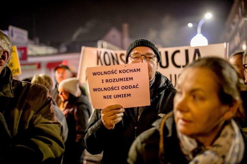 Wałbrzych: Protest przeciw  zmianom w sądach (ZDJĘCIA)