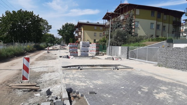 W Toruniu trwa przebudowa ul. Popiełuszki. Prace mają zakończyć się jeszcze w tym roku. Powstaną tam m.in. nowe miejsca parkingowe