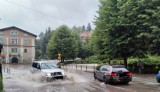 Wielka woda na ulicach Dusznik-Zdroju. Spowodował ją kilkunastominutowy deszcz 