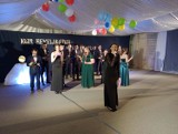 Studniówka w Liceum Ogólnokształcącym z Litewskim Językiem Nauczania w Puńsku. Tam uczniowie tańczą tradycyjny taniec z dzwoneczkami 