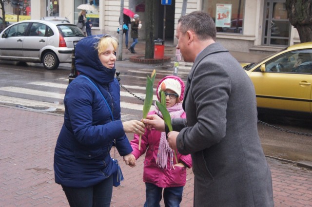 Poseł Dariusz Kubiak w Radomsku rozdawał kwiaty z okazji Dnia Kobiet