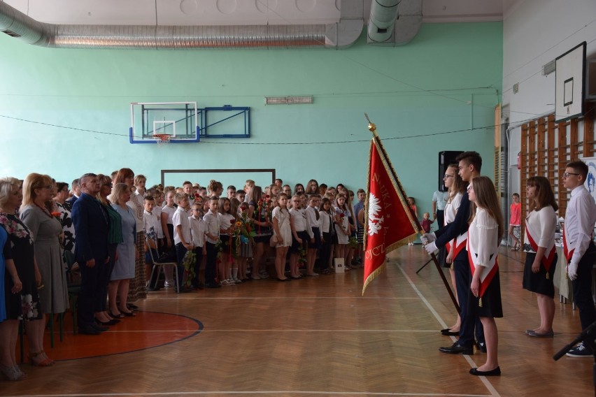 Szkoła Podstawowa nr 4 ZSO w Łasku Kolumnie. Zakończenie roku 2019 [zdjęcia]
