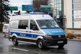 Warszawa. Policja ścigała kierowcę uciekającego wypożyczonym samochodem. Ucieczka zakończyła się rozbiciem pojazdu 