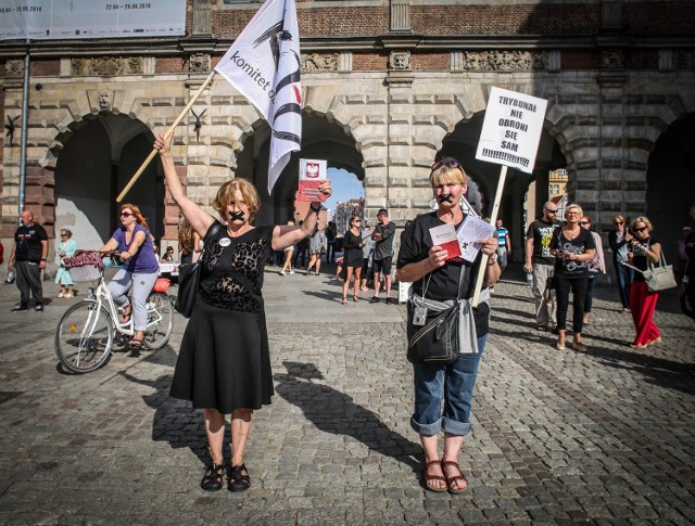 05.07.2016  gdansk
dlugi targ , zielona brama
komitet obrony demokracji zorganizowal czarny protest  - manifestacja w obronie trybunalu konstytucyjnego 

fot. karolina misztal/polska press
dziennik baltycki