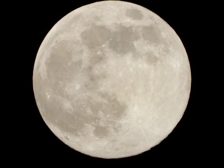 Pełnia Różowego Księżyca na zdjęciach naszych Czytelników