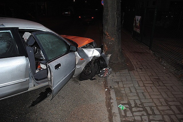 Kierujący samochodem osobowym marki Mazda, 29-letni mieszkaniec Mielca,  stracił panowanie nad pojazdem i uderzył w rosnące przy prawej krawędzi jezdni drzewo. Jeden z pasażerów 23-letni mieszkaniec województwa dolnośląskiego doznał poważnych obrażeń i przebywa w mieleckim szpitalu na oddziale Neurochirurgii. Pasażerka, 26-letnia mielczanka nie doznała żadnych obrażeń. 

Policjant z Krosna uratował przez telefon dziecko [NAGRANIE ROZMOWY]