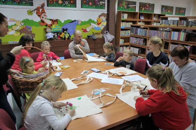 W bibliotece prowadzone sa warsztaty, spotkania, a także kulinarne czwartki