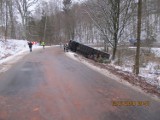 Autobus z uczniami wjechał do rowu na drodze z Wieżycy do Ostrzyc [ZDJĘCIA]