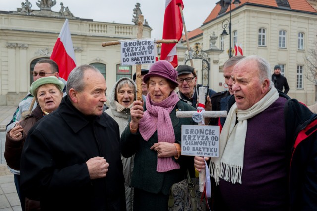 Miesięcznica przed Pałacem Prezydenckim. Obecni byli Jarosław Kaczyński i Beata Szydło [ZDJĘCIA]