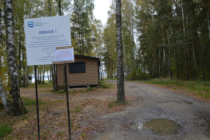 Ruszyła rozbiórka portu w Treście nad Zalewem Sulejowskim, choć wciąż stoją w nim łódki [ZDJĘCIA]