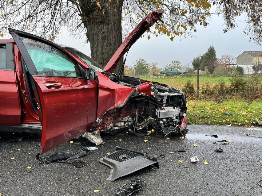 Wypadek na DK nr 10 w Kosztowie. Mercedes zderzył się z Kią [ZDJĘCIA]