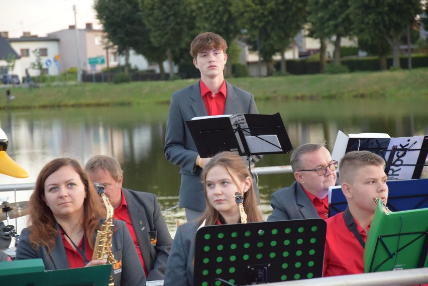 Krotoszyńska Orkiestra Dęta bawiła publikę z molo na Błoniu [FOTO]