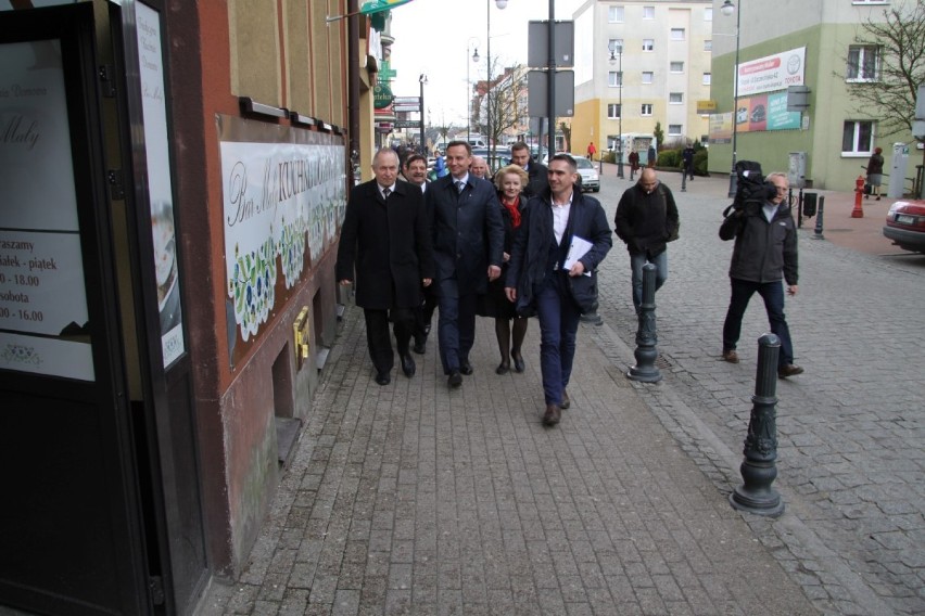Andrzej Duda w Bytowie. W towarzystwie posłów zjadł obiad w "Barze Małym" w centrum miasta