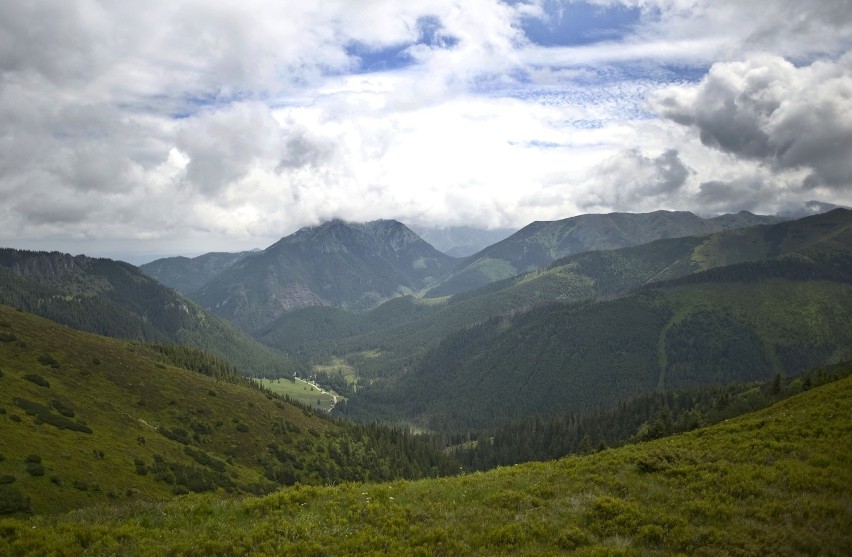 W Tatrach jest blisko 300 km tras turystycznych. Są one...