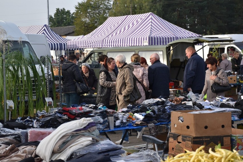 Jesienne targowisko. Mnóstwo osób robi zakupy na rynku w Koźminku. Kupić można zimową odzież i wiązanki na cmentarz. ZDJĘCIA