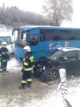 Wypadek w Górze. Autobus szkolny zderzył sie z samochodem osobowym [ZDJĘCIA]