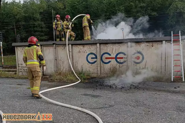 Od czwartkowego poranka strażacy gaszą pożar miału węglowego na stacji w Bąkowie.