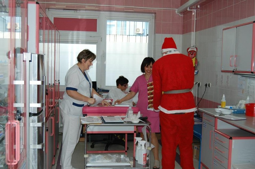 Małych pacjentów inowrocławskiego szpitala odwiedzili Mikołaje z MRMI