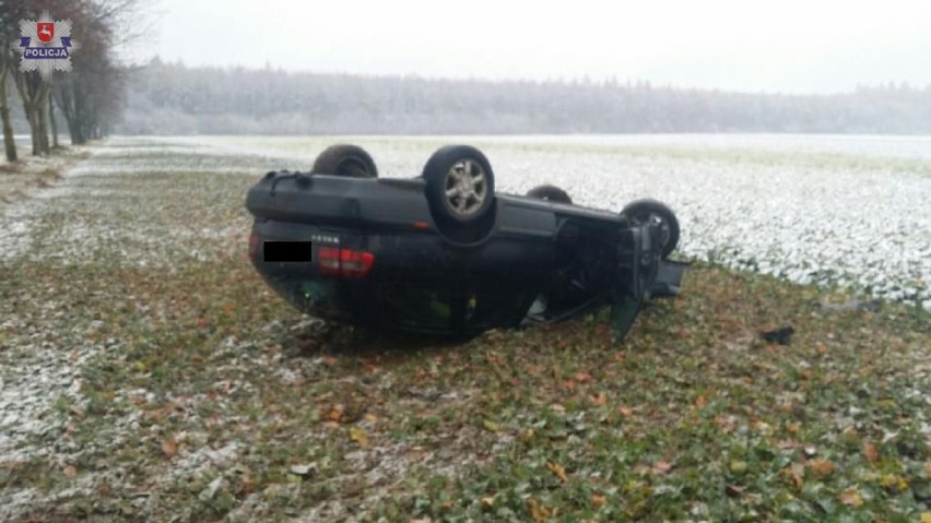 22-latek stracił panowanie nad samochodem i dachował